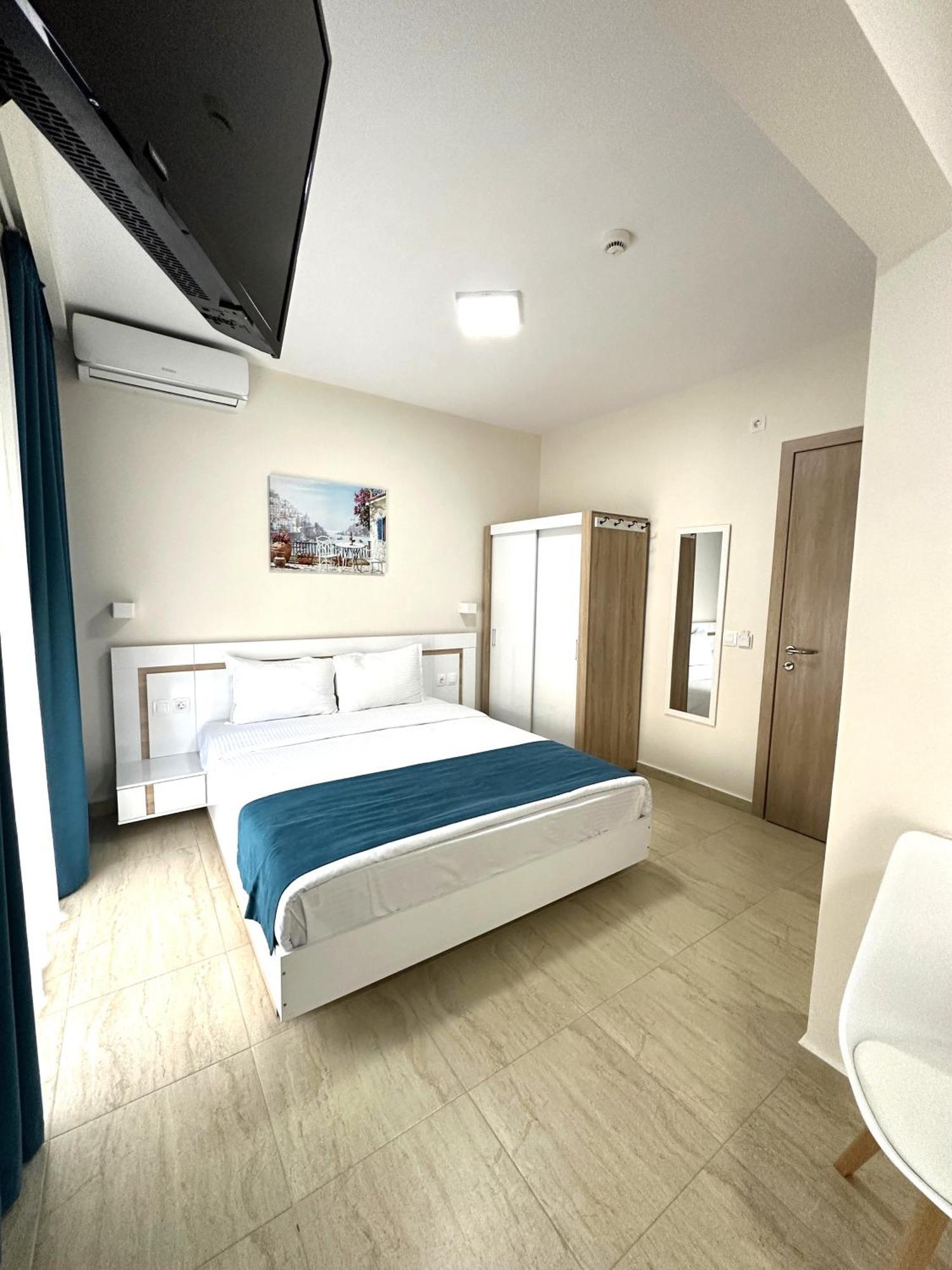 Navarino Luxe Suites Peraia  Exterior photo